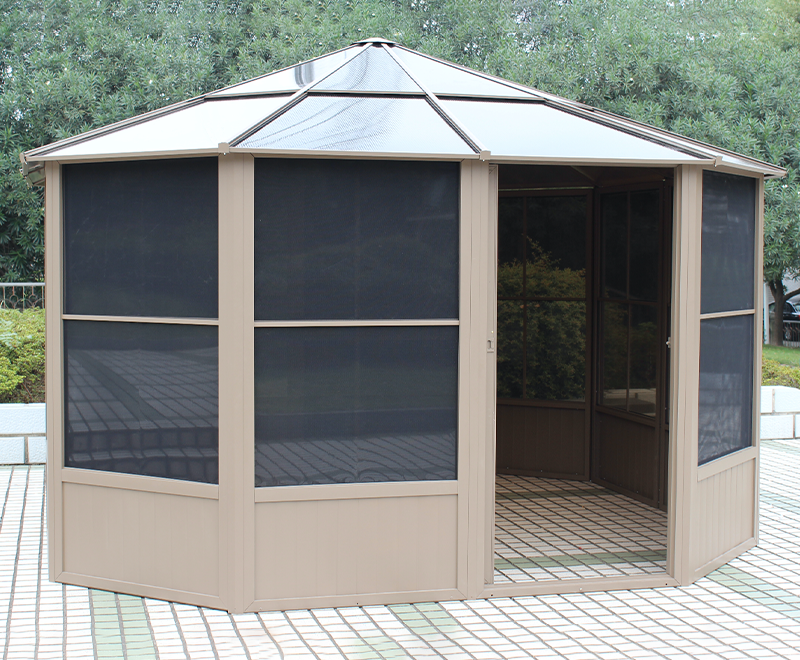 Solarium 12x12 kaki dengan atap logam dan pintu geser
